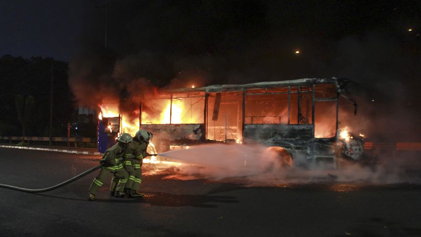 Bus Transjakarta Ludes Terbakar di Pasar Baru - Bagian 2