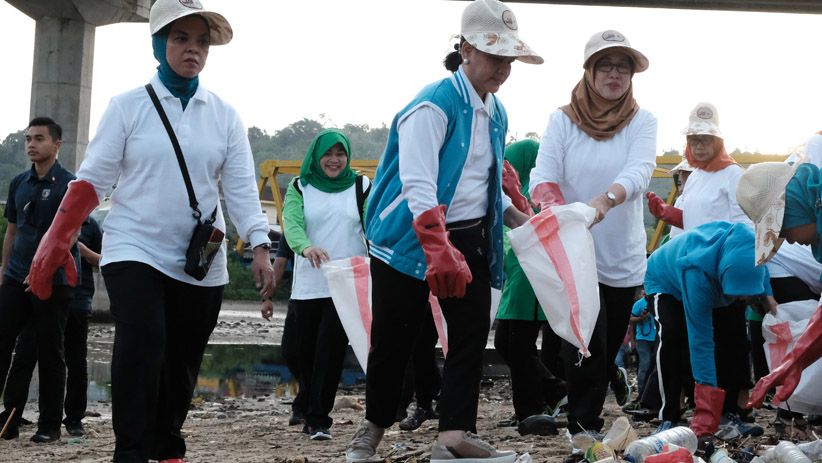 Aksi Iriana Jokowi Bersihkan Pantai Galala Hative Kecil Ambon - Bagian 1
