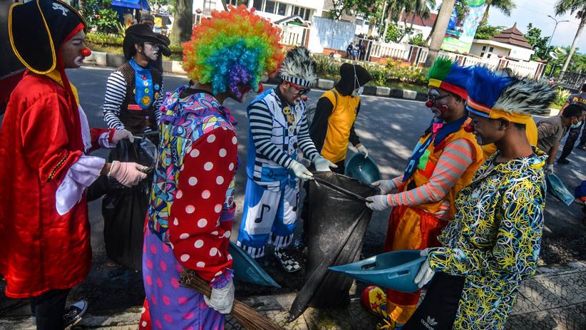 Aksi Polisi dan Badut Pungut Sampah Plastik di Tasikmalaya