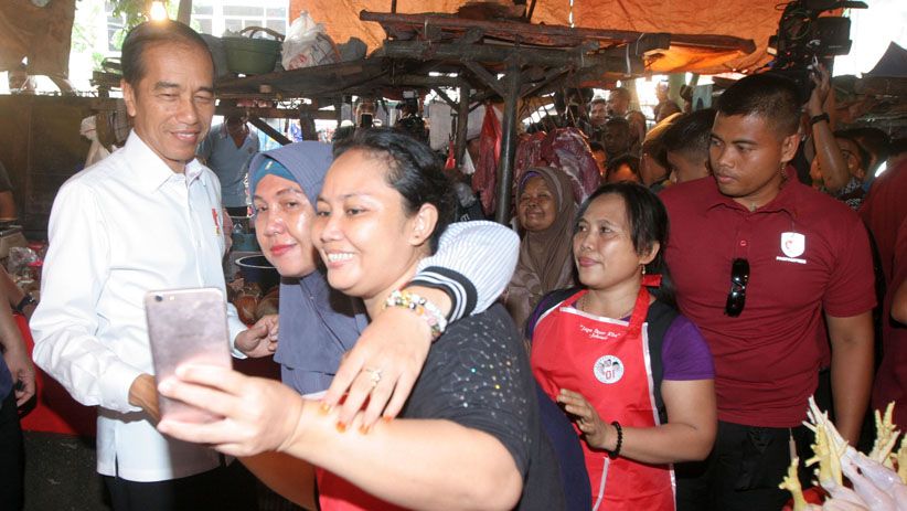 Blusukan, Presiden Jokowi Belanja Ikan Asin di Pasar Minggu - Bagian 4