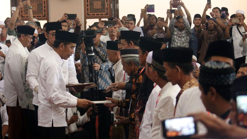Presiden Jokowi Bagikan Sertifikat Tanah Wakaf di Tangerang Selatan - Bagian 2