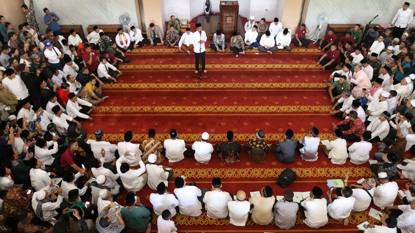 Presiden Jokowi Bagikan Sertifikat Tanah Wakaf di Tangerang Selatan - Bagian 3