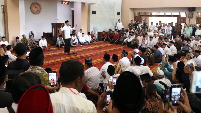 Presiden Jokowi Bagikan Sertifikat Tanah Wakaf di Tangerang Selatan - Bagian 4