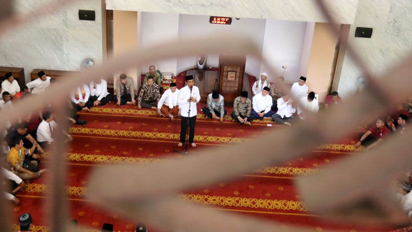 Presiden Jokowi Bagikan Sertifikat Tanah Wakaf di Tangerang Selatan - Bagian 5