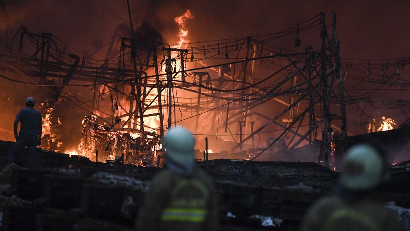 Foto-Foto Belasan Kapal Nelayan di Muara Baru Ludes Terbakar - Bagian 3
