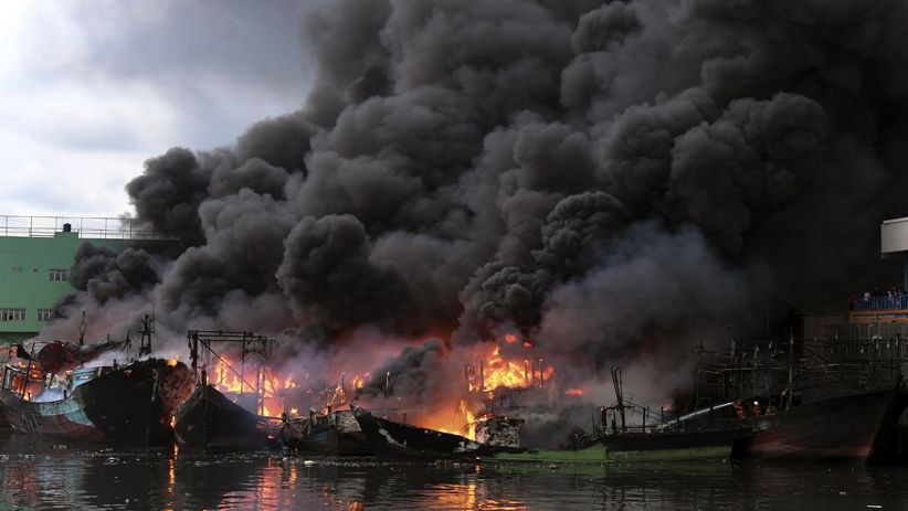 Foto-Foto Belasan Kapal Nelayan di Muara Baru Ludes Terbakar - Bagian 1