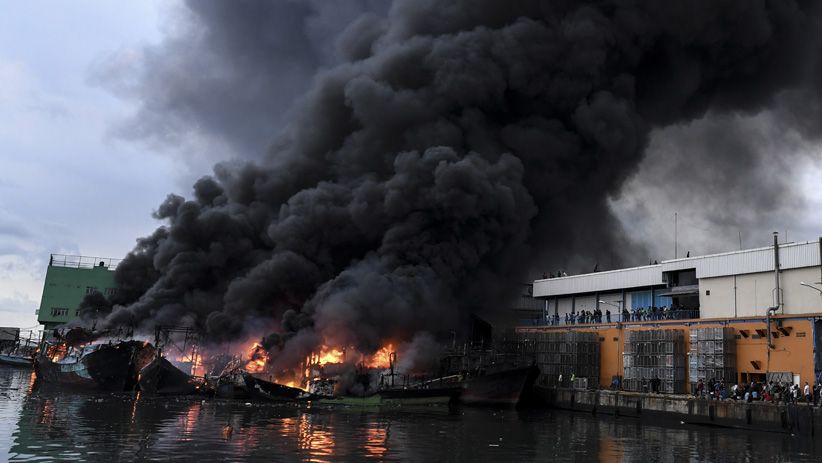 Foto-Foto Belasan Kapal Nelayan di Muara Baru Ludes Terbakar - Bagian 4