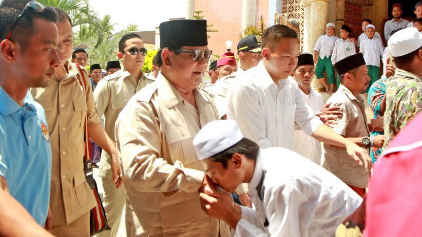 Berkunjung ke Situbondo, Prabowo Ziarah ke Makam Kiai As'ad - Bagian 2