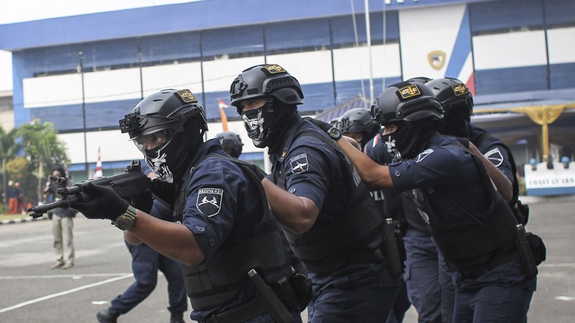 Aksi Tim Boarding KPLP Sergap Perompak - Bagian 2