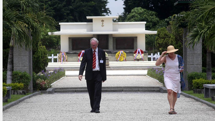 Warga Belanda Ziarah Makam Leluhur di Pemakaman Kembang Kuning - Bagian 6