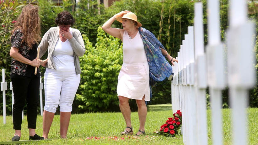 Warga Belanda Ziarah Makam Leluhur di Pemakaman Kembang Kuning - Bagian 5