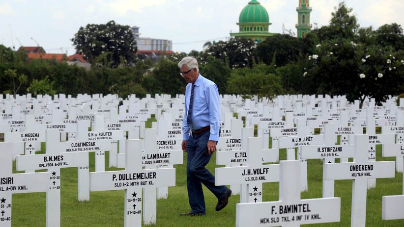 Warga Belanda Ziarah Makam Leluhur di Pemakaman Kembang Kuning - Bagian 1