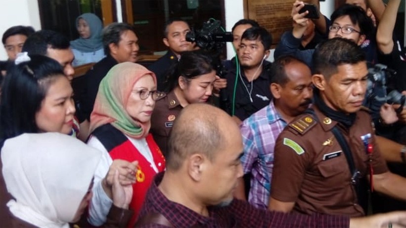 Jalani Sidang Dakwaan, Ratna Sarumpaet Acungkan Salam 2 Jari - Bagian 2