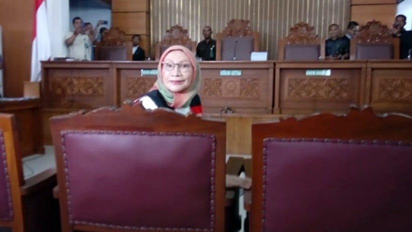 Jalani Sidang Dakwaan, Ratna Sarumpaet Acungkan Salam 2 Jari - Bagian 3