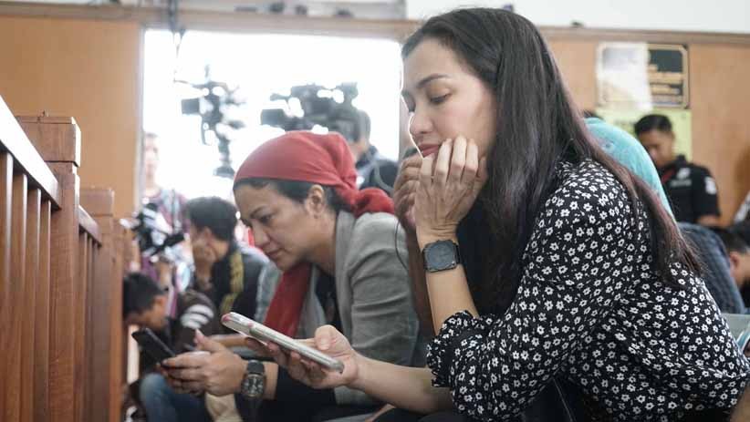 Atiqah Hasiholan Menemani Ratna Sarumpaet Jalani Sidang Dakwaan - Bagian 2