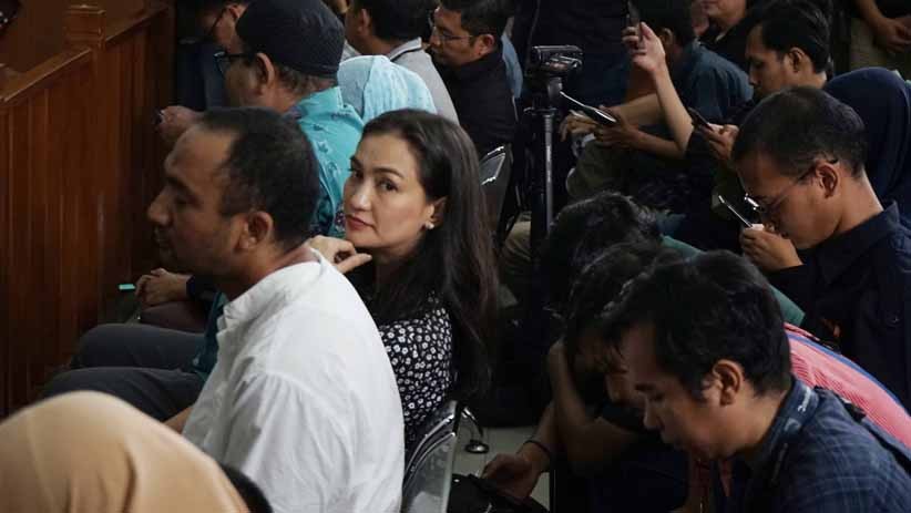 Atiqah Hasiholan Menemani Ratna Sarumpaet Jalani Sidang Dakwaan - Bagian 3