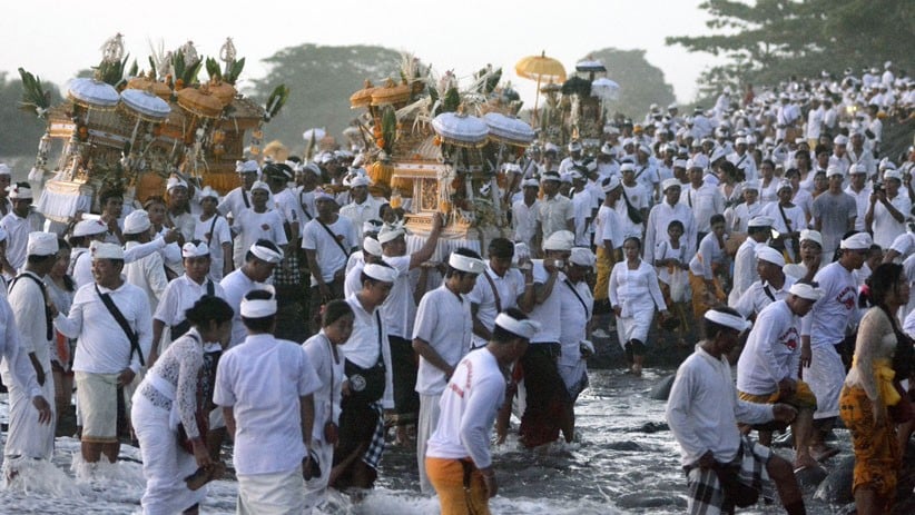Umat Hindu Bali Gelar Ritual Melasti di Pura Besakih