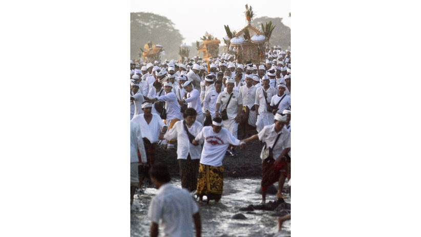 Umat Hindu Bali Gelar Ritual Melasti di Pura Besakih