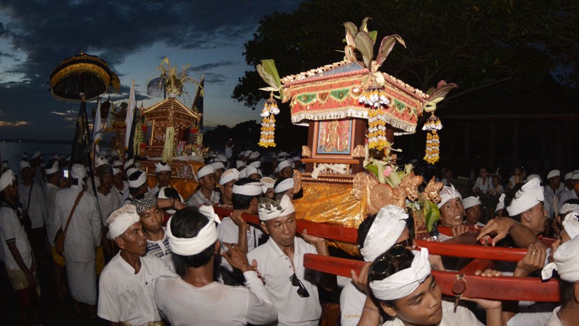 Umat Hindu Bali Gelar Ritual Melasti di Pura Besakih - Bagian 2