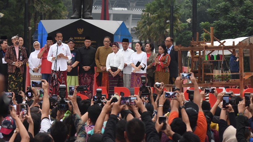 Momen Presiden Jokowi Belajar Menenun Kain Sarung - Bagian 3