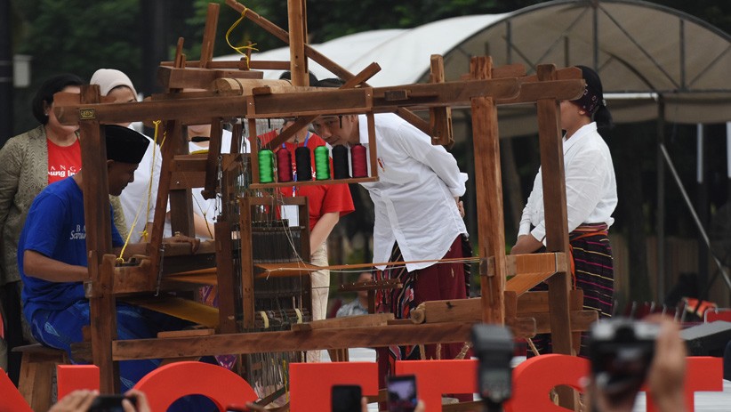 Momen Presiden Jokowi Belajar Menenun Kain Sarung - Bagian 2