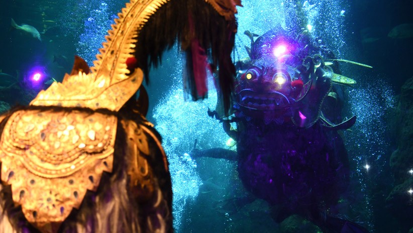 Atraksi Barongan di Kolam Sea World Sambut Hari Raya Nyepi - Bagian 4