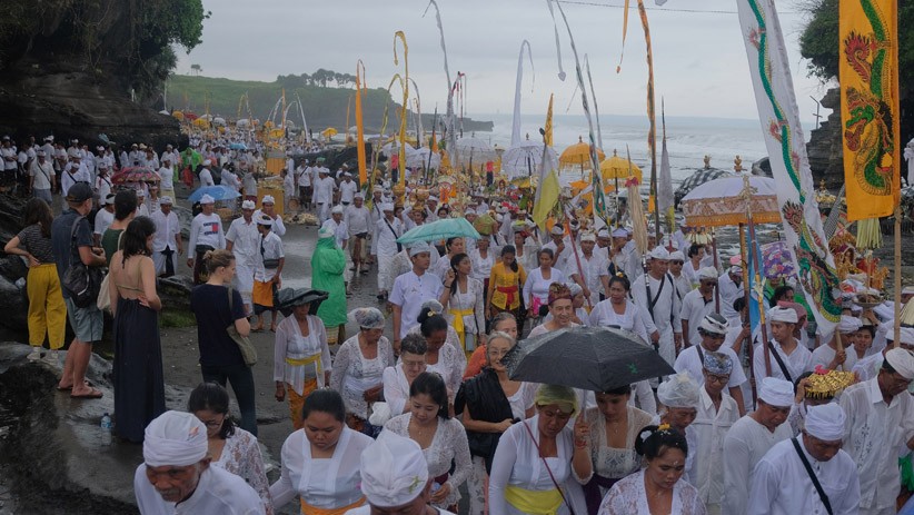 Ribuan Umat Hindu Bali Ikuti Upacara Melasti Jelang Hari Raya Nyepi