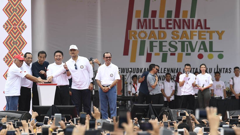 Presiden Jokowi Ajak Milenial Tidak Main HP saat Berkendara