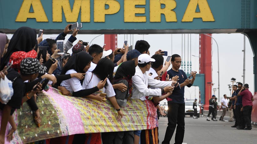 Presiden Jokowi Ajak Milenial Tidak Main HP saat Berkendara - Bagian 2