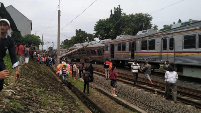 Foto-Foto KRL Commuterline Ringsek Tertimpa Tiang Listrik - Bagian 2