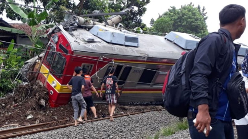 Foto-Foto KRL Commuterline Ringsek Tertimpa Tiang Listrik - Bagian 1