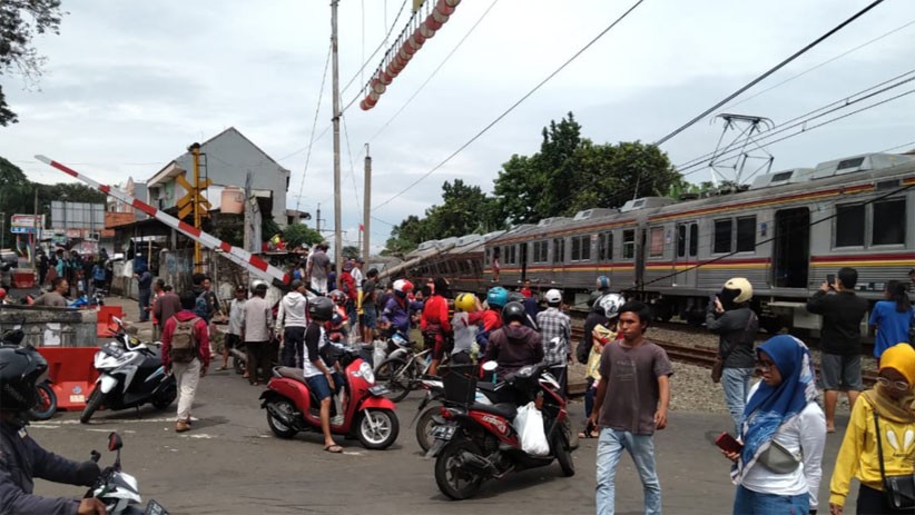 Foto-Foto KRL Commuterline Ringsek Tertimpa Tiang Listrik - Bagian 3