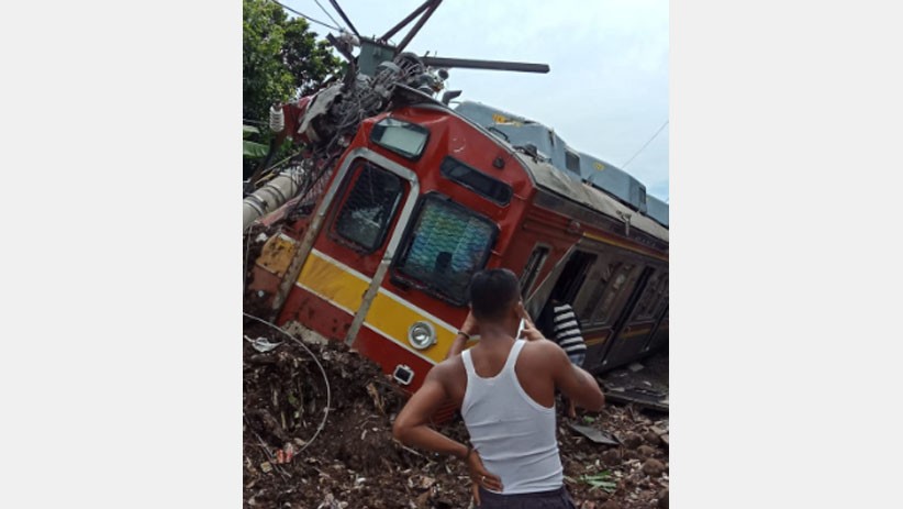 Foto-Foto KRL Commuterline Ringsek Tertimpa Tiang Listrik - Bagian 4