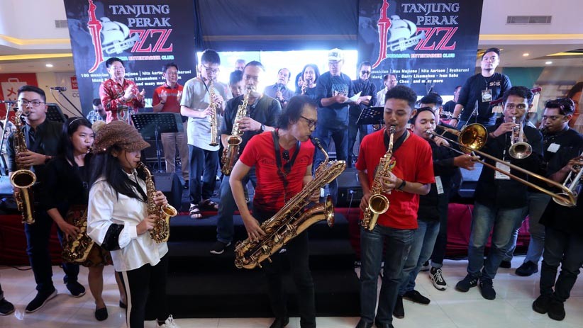 Peringati Hari Musik Nasional, Musisi Jazz Hibur Warga Jawa Timur - Bagian 5