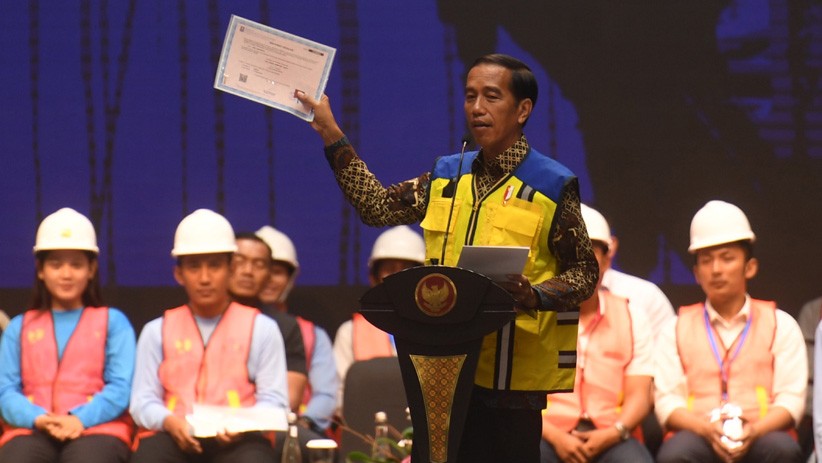 Presiden Jokowi Bagikan 16.000 Sertifikat Tenaga Kerja Konstruksi - Bagian 3