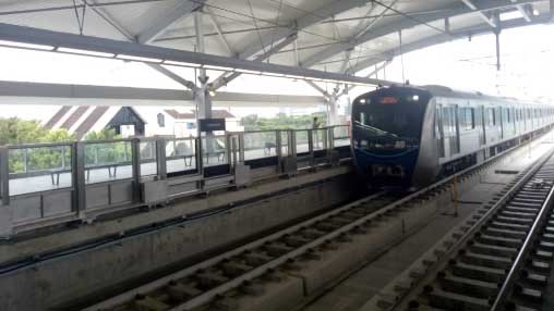 Warga Antusias Naik MRT saat Uji Coba Hari Pertama - Bagian 4