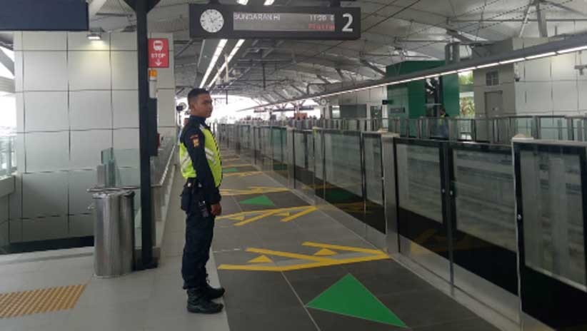 Warga Antusias Naik MRT saat Uji Coba Hari Pertama - Bagian 3