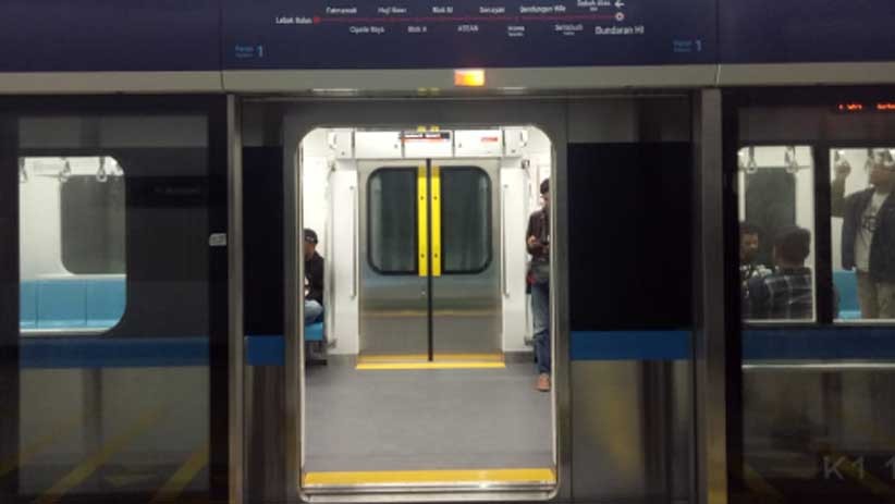 Warga Antusias Naik MRT saat Uji Coba Hari Pertama - Bagian 2