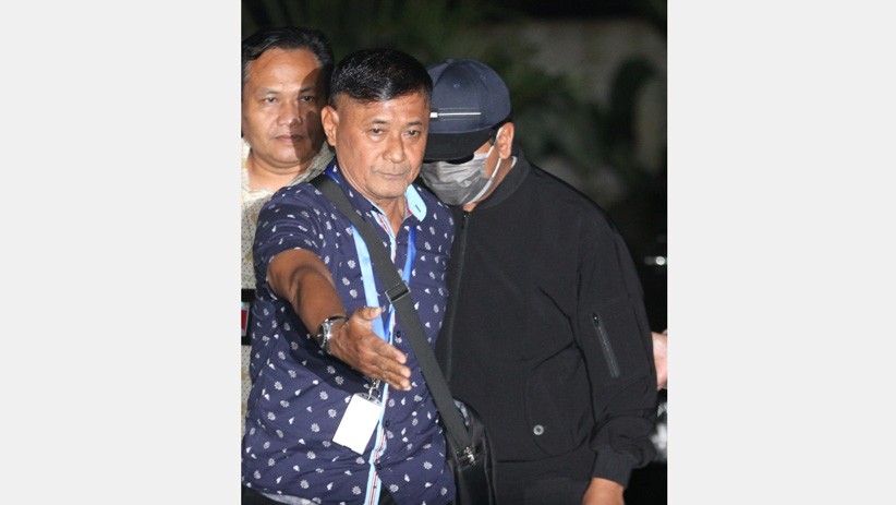 Pakai Topi dan Masker, Romahurmuziy Tertunduk saat Tiba di KPK - Bagian 3