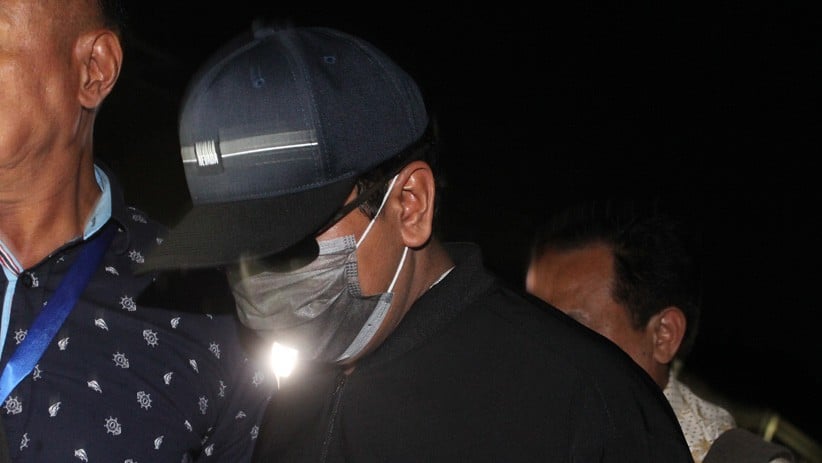 Pakai Topi dan Masker, Romahurmuziy Tertunduk saat Tiba di KPK - Bagian 4