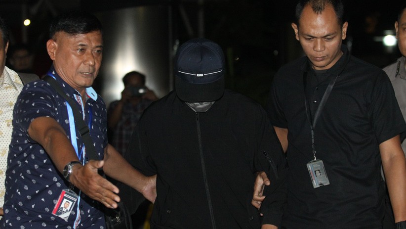 Pakai Topi dan Masker, Romahurmuziy Tertunduk saat Tiba di KPK - Bagian 2