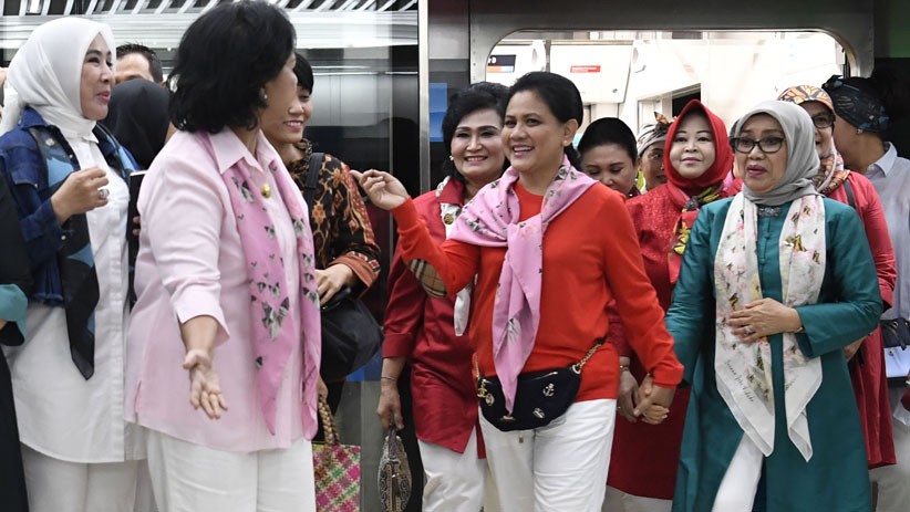 Iriana Jokowi dan Mufidah Jusuf Kalla Berdesakan Jajal MRT - Bagian 2
