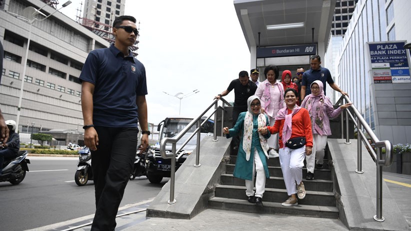 Iriana Jokowi dan Mufidah Jusuf Kalla Berdesakan Jajal MRT - Bagian 3