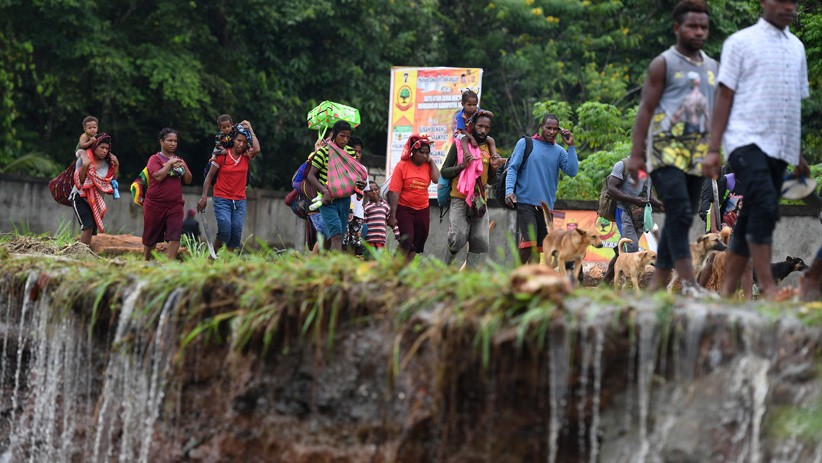 Potret Warga Sentani Berbondong-Bondong ke Lokasi Pengungsian - Bagian 2