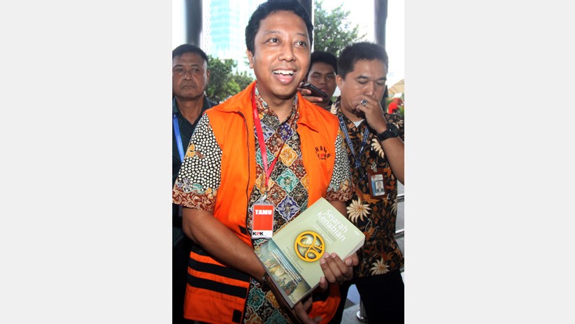 Rommy Tutupi Tangan yang Diborgol dengan Buku Sejarah Kenabian - Bagian 2