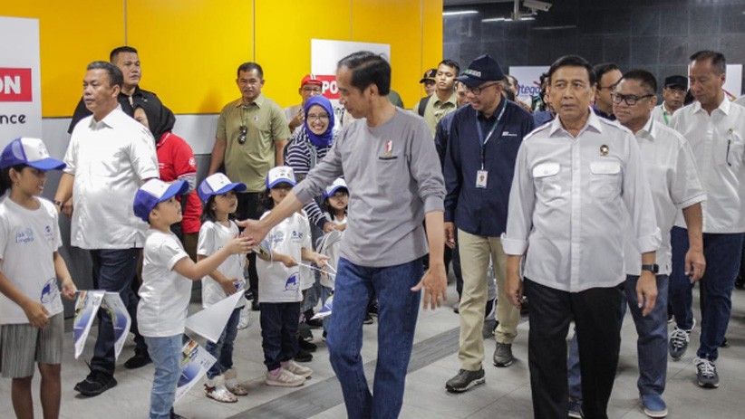 Naik MRT Jakarta, Penumpang Bayar Tiket Pakai JakCard Bank DKI - Bagian 4