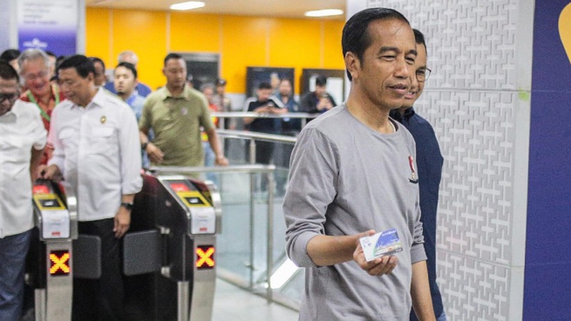 Naik MRT Jakarta, Penumpang Bayar Tiket Pakai JakCard Bank DKI - Bagian 3