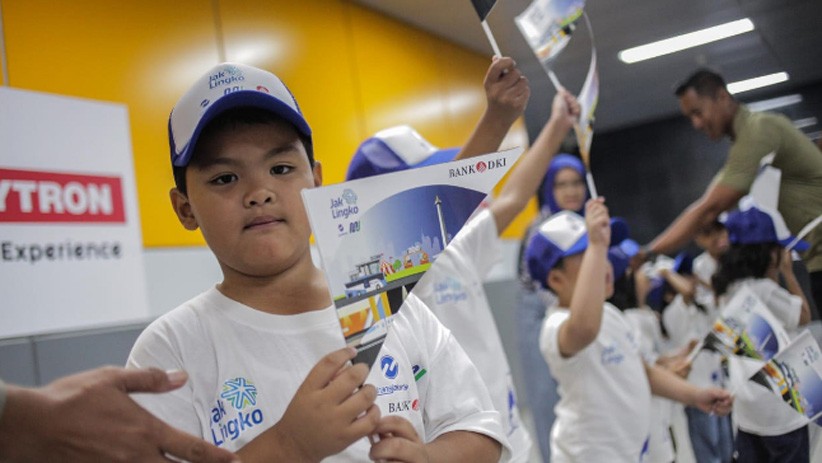 Naik MRT Jakarta, Penumpang Bayar Tiket Pakai JakCard Bank DKI - Bagian 5