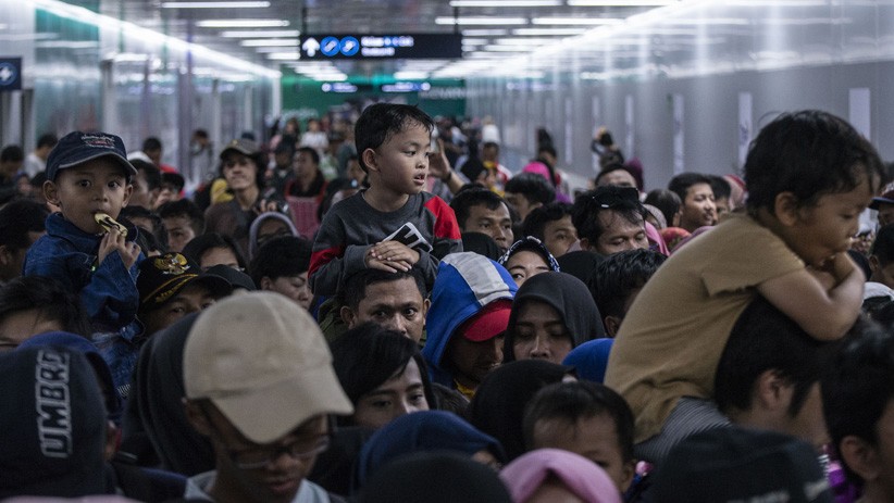 Resmi Beroperasi, MRT Jakarta Diserbu Warga - Bagian 2