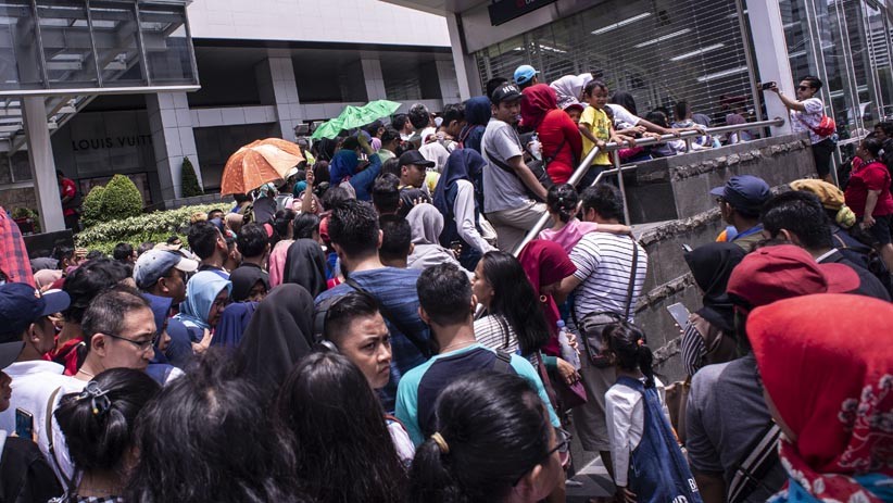 Resmi Beroperasi, MRT Jakarta Diserbu Warga - Bagian 4